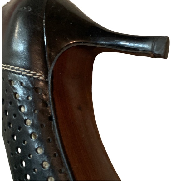 Stuart Weitzman Perforated Black Leather Pointed Toe Heel Shoe Womens Sz 8 Y2K - Picture 4 of 6